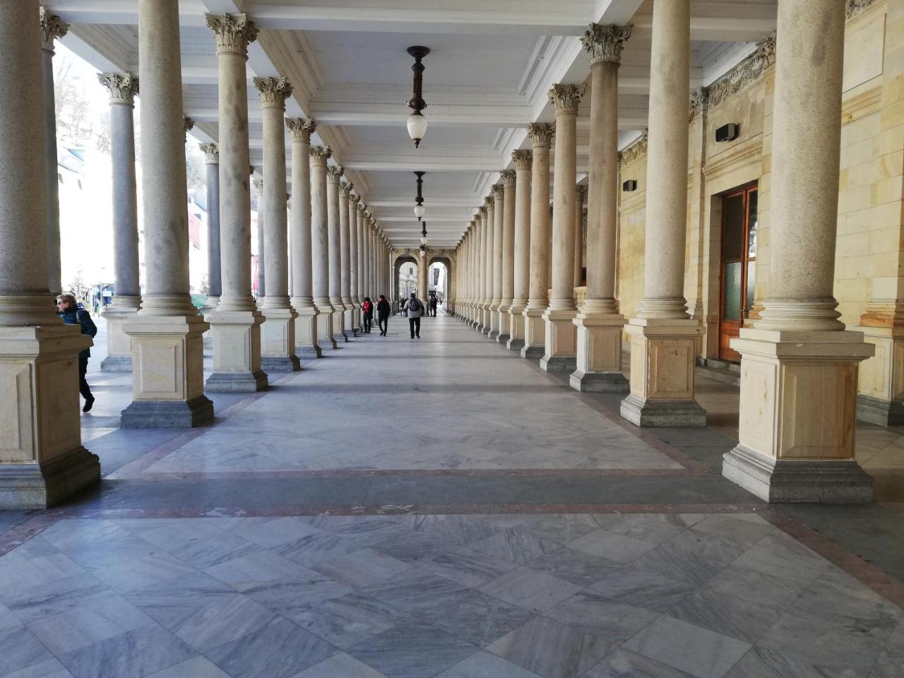 Apartment In City Center - Morassi Κάρλοβι Βάρι Εξωτερικό φωτογραφία